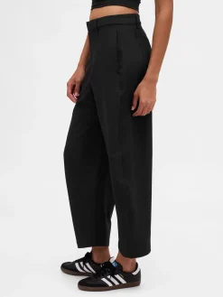 GapFit Mid Rise Lined Runaround Barrel Pants